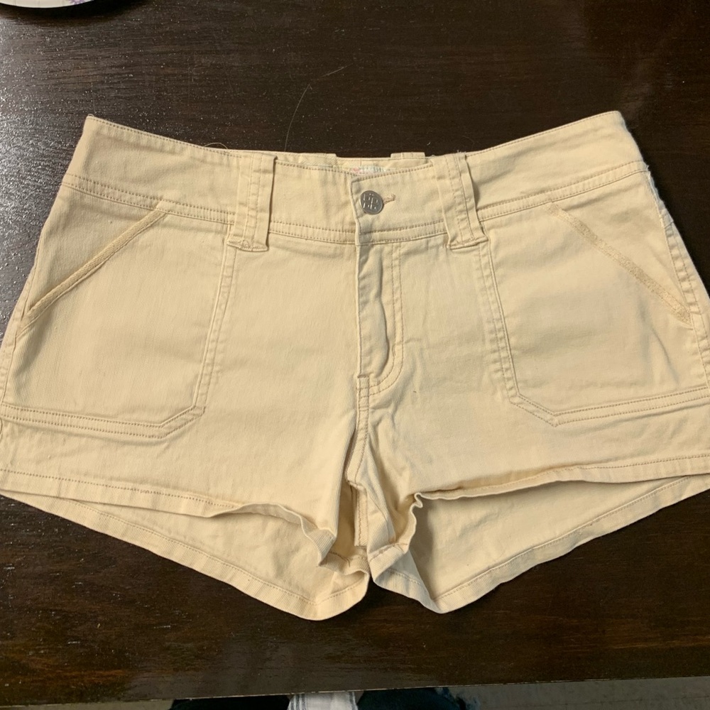 🧡50% off bundles! Cream/khaki colored short shorts 😁